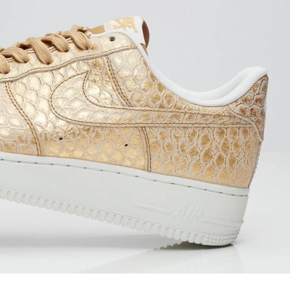 NIKE AIRFORCE 1 GOLDEN SCALE SNEAKER. SIZE 8 MEN.